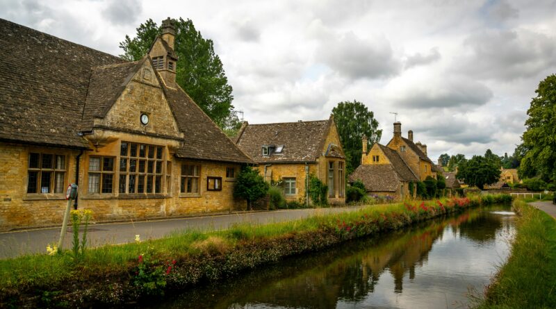 Planning a Cotswolds trip to Stow-on-the-Wold? Complete travel guide covering where to eat, where to stay, what to see, nearby villages, and how to get there.