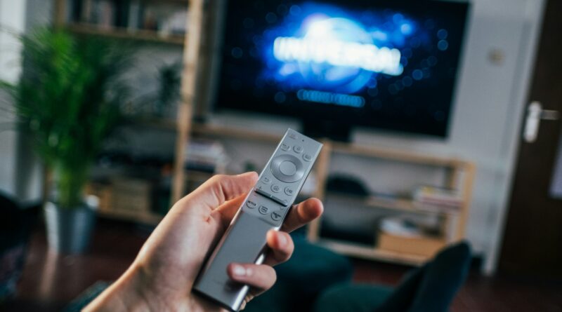 pay monthly tv showing a 50 inch 4K smart TV in a living room representing pay monthly TV UK best deals 32 inch 43 inch 50 inch smart TV finance options weekly payments and where to buy