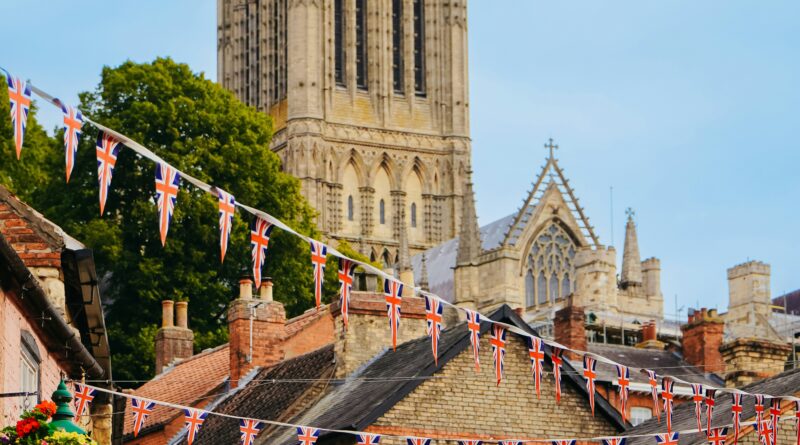 things to do in lincoln showing Lincoln Cathedral rising above the cobbled streets of the Bailgate area in the city centre
