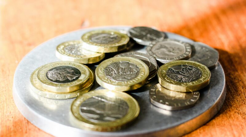 minimum wage yearly salary uk showing a calculator and payslip representing how to work out annual earnings on the UK National Living Wage and National Minimum Wage